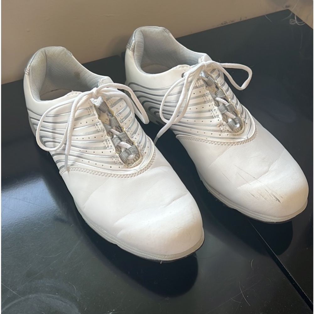 Women’s size 9 golf shoes